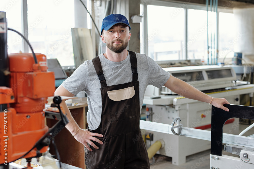 Artisan au travail dans son atelier